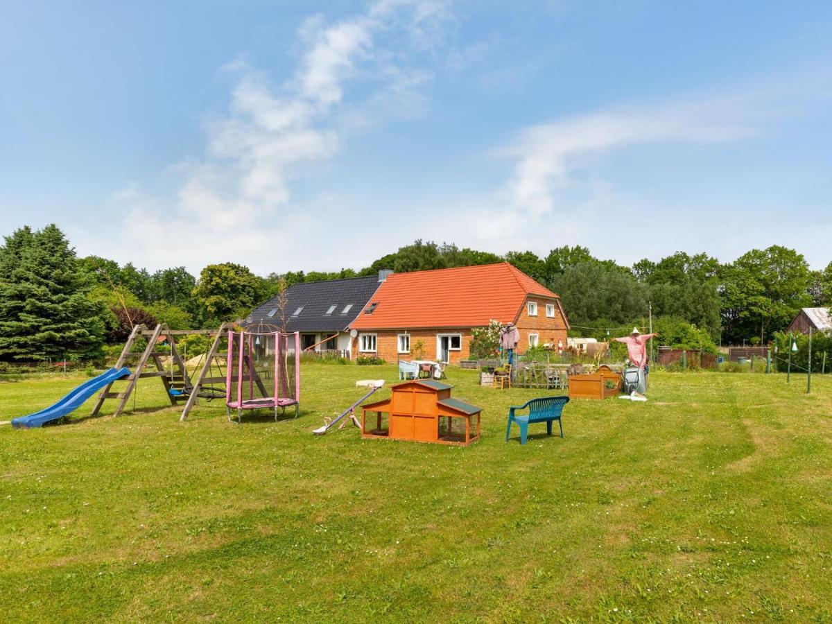 Snug Holiday Home In Divitz Spoldershagen Near Skydiving Exteriör bild
